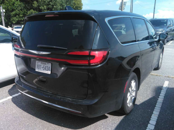 Used 2024 Chrysler Pacifica Touring-L FWD image 3
