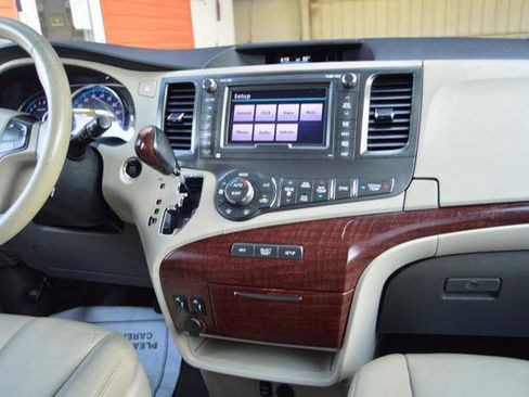 Used 2011 Toyota Sienna XLE w/ XLE Navigation Pkg FWD image 22