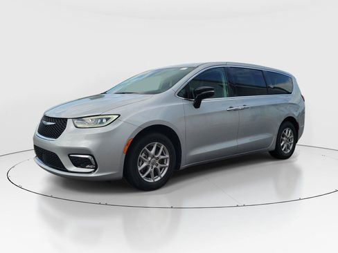 Used 2024 Chrysler Pacifica Touring-L FWD image 2