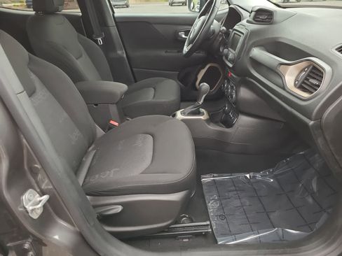 Used 2017 Jeep Renegade Latitude w/ Popular Equipment Group image 22