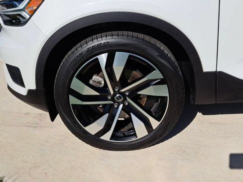Used 2021 Volvo XC40 T5 Momentum w/ Climate Package AWD/4WD image 3