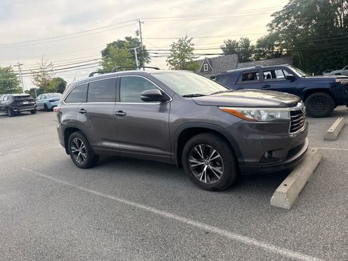 Used 2016 Toyota Highlander XLE AWD/4WD image 4