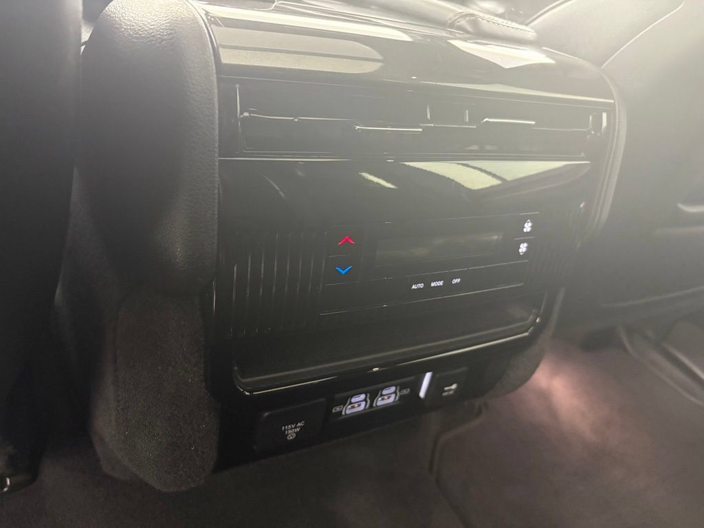 Used 2023 Jeep Wagoneer 4WD w/ Premium Group I image 15