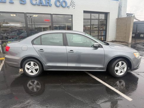 Used 2011 Volkswagen Jetta TDI image 2