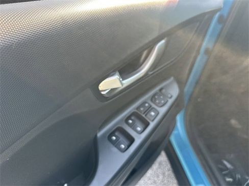 Certified 2022 Hyundai Kona SEL w/ Convenience Package image 17