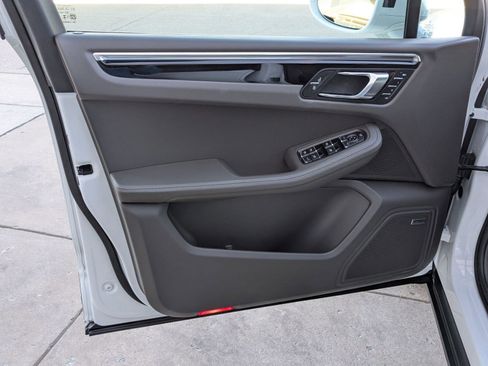 Certified 2025 Porsche Macan image 13