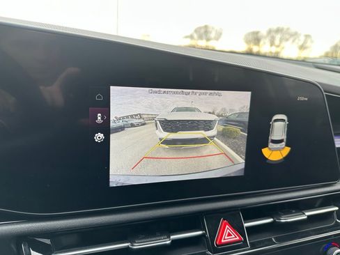 Used 2023 Kia Niro EX image 25