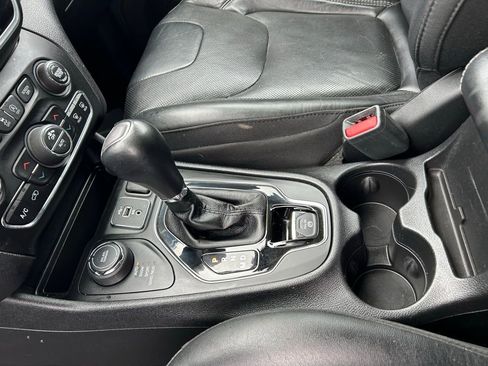 Used 2019 Jeep Cherokee Limited AWD/4WD image 17