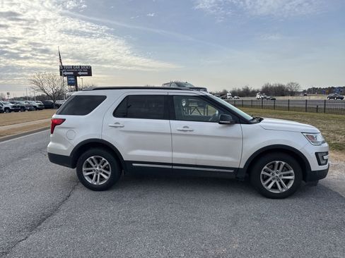 Used 2017 Ford Explorer XLT w/ Equipment Group 202A image 4