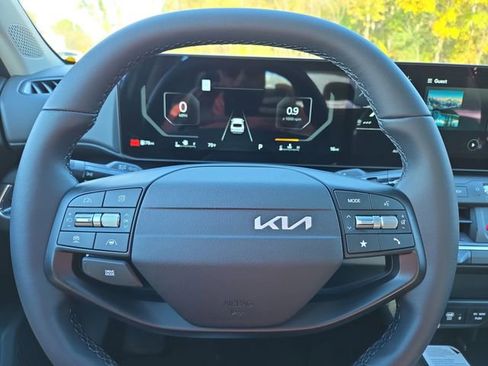 New 2025 Kia K4 EX image 9