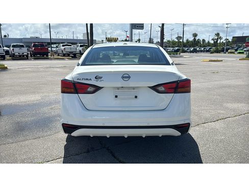 Used 2025 Nissan Altima 2.5 SV FWD image 4