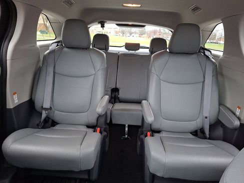 Used 2023 Toyota Sienna XLE image 19
