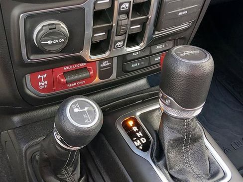 Used 2025 Jeep Gladiator Mojave AWD/4WD image 17