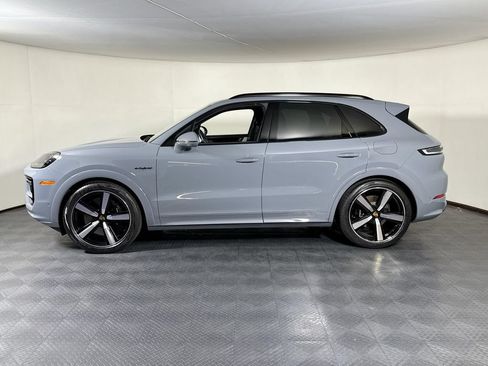 Certified 2024 Porsche Cayenne Turbo AWD/4WD image 2