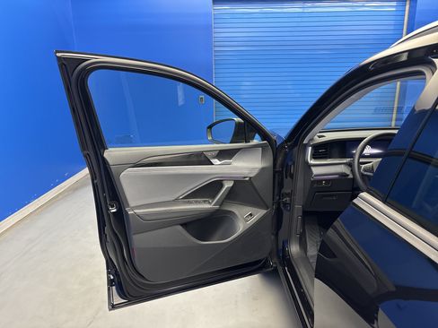 Certified 2025 Volkswagen Tiguan SE w/ Panoramic Sunroof Package AWD/4WD image 9