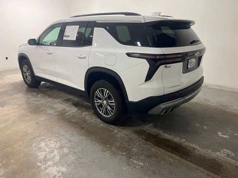 Used 2025 Chevrolet Traverse LT FWD image 5
