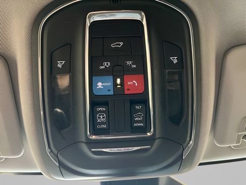 Used 2023 Jeep Grand Cherokee Laredo w/ Luxury Tech Group I AWD/4WD image 29
