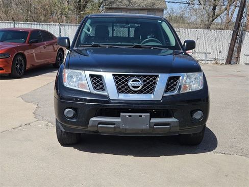 Used 2019 Nissan Frontier SV image 2