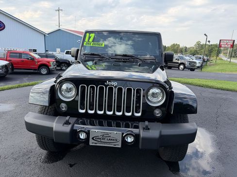 Used 2017 Jeep Wrangler Unlimited Sahara w/ Connectivity Group AWD/4WD image 2