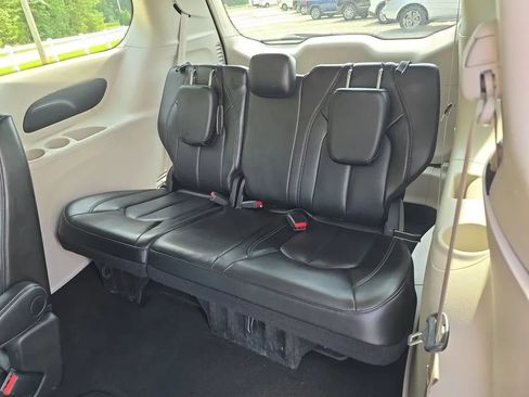 Used 2023 Chrysler Pacifica Touring-L FWD image 39