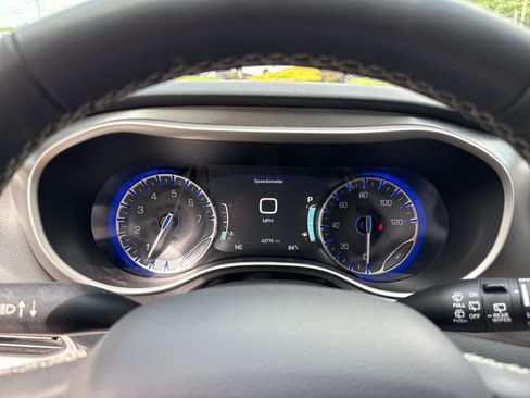 Used 2023 Chrysler Pacifica Touring-L FWD image 30