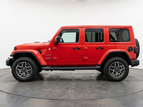 Used 2025 Jeep Wrangler Unlimited Sahara AWD/4WD image 5