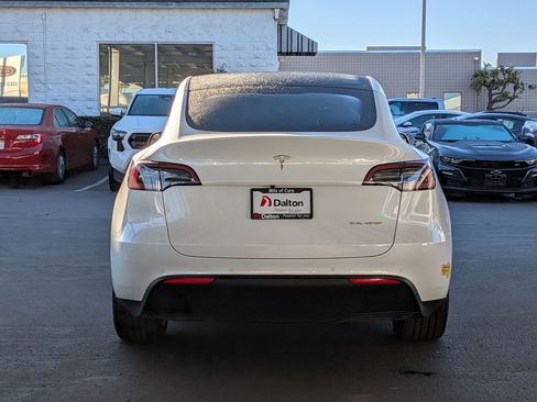 Used 2022 Tesla Model Y Long Range image 3