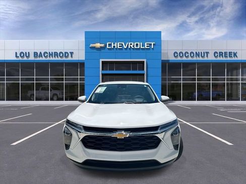 Used 2025 Chevrolet Trax LS w/ LS Convenience Package FWD image 3