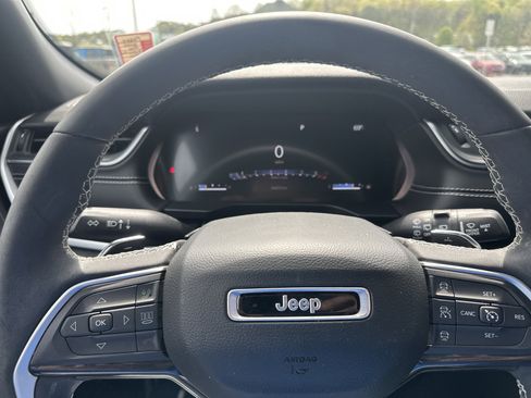 Used 2023 Jeep Grand Cherokee Altitude image 39