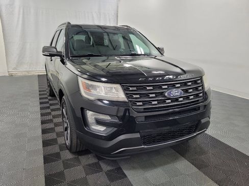 Used 2017 Ford Explorer XLT w/ Equipment Group 202A AWD/4WD image 14