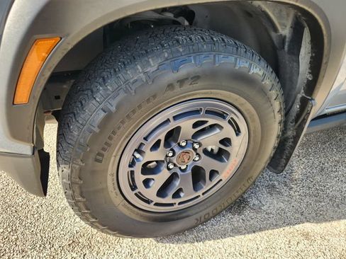 Used 2025 Nissan Frontier Pro-X RWD image 9