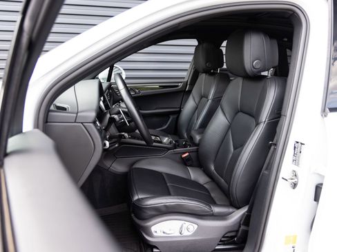 Certified 2025 Porsche Macan AWD/4WD image 5