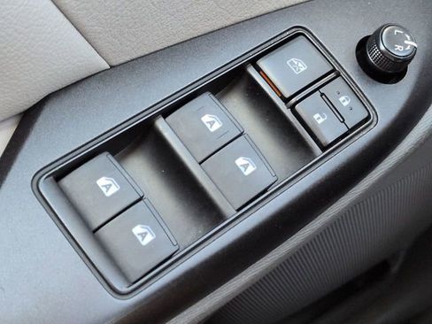 Used 2018 Toyota Sienna LE FWD image 22