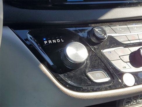 Used 2024 Chrysler Pacifica Touring-L image 15