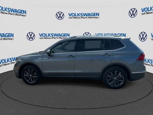 Used 2022 Volkswagen Tiguan SE w/ Panoramic Sunroof Package FWD image 5