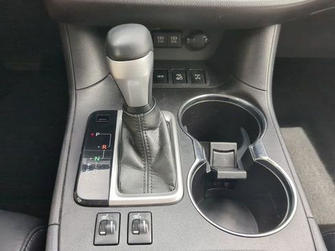 Used 2018 Toyota Highlander SE image 18