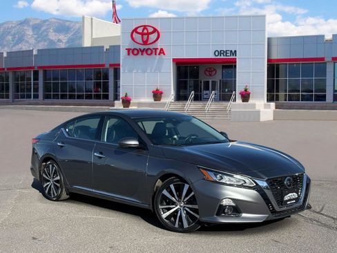 Used 2019 Nissan Altima 2.0 Platinum FWD image 1