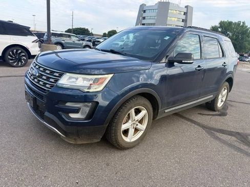Used 2017 Ford Explorer XLT w/ Equipment Group 202A AWD/4WD image 6