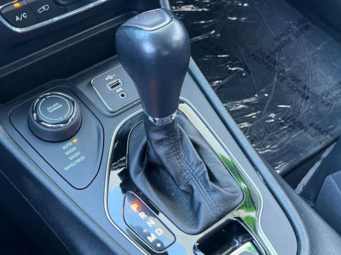 Used 2023 Jeep Cherokee Altitude Lux image 20