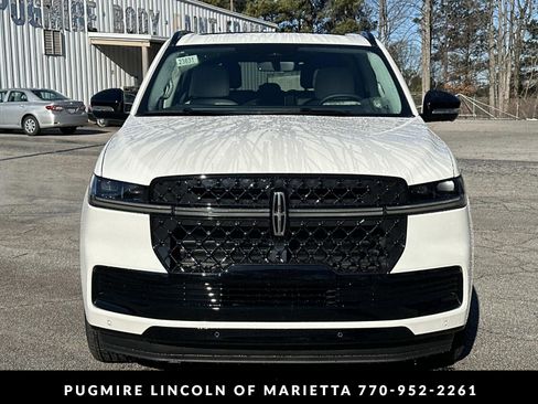 New 2026 Lincoln Navigator Reserve w/ Jet Appearance Package AWD/4WD image 2