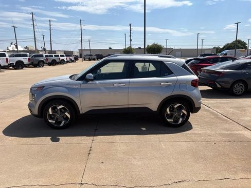 Used 2025 Hyundai Venue SEL FWD image 7