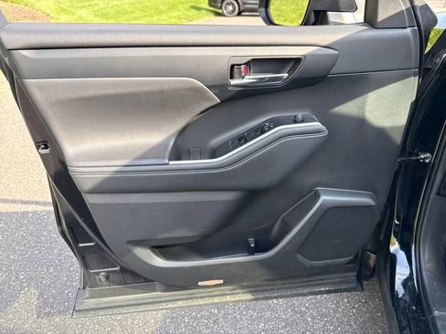 Used 2022 Toyota Highlander XSE AWD/4WD image 25