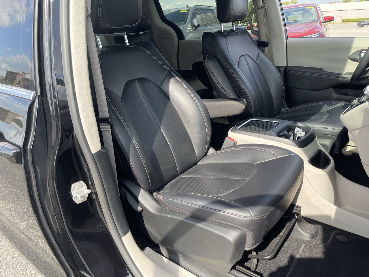 Used 2024 Chrysler Pacifica Touring-L FWD image 26