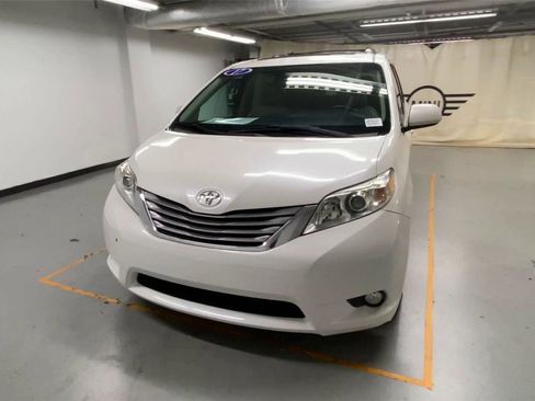 Used 2017 Toyota Sienna XLE FWD image 4
