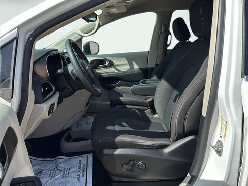 Used 2023 Chrysler Voyager LX FWD image 9