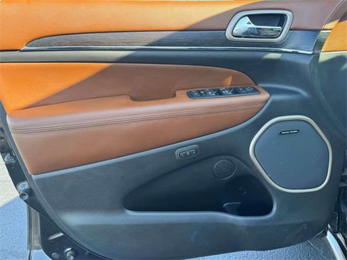 Used 2017 Jeep Grand Cherokee Summit w/ Platinum Series Group image 17