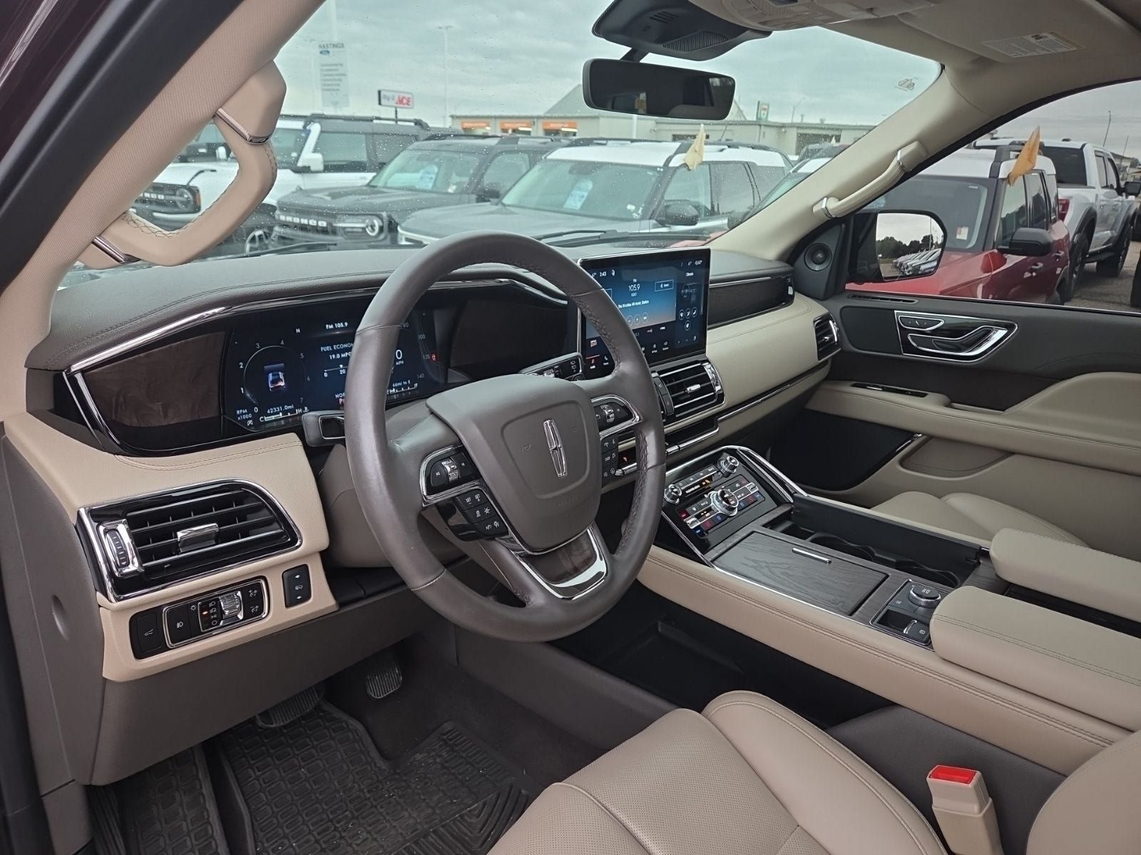Used 2023 Lincoln Navigator 4WD image 11