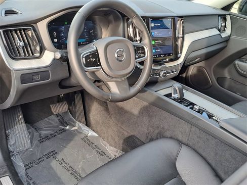 Used 2025 Volvo XC60 B5 Plus image 5