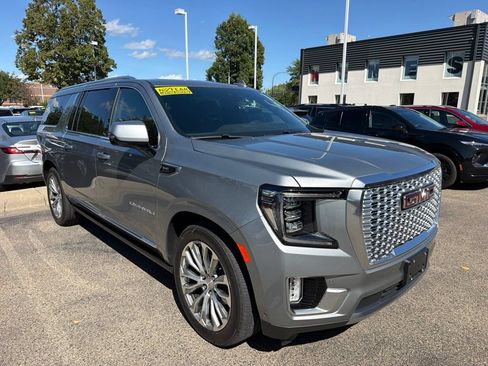 Used 2024 GMC Yukon XL Denali w/ Advanced Technology Package AWD/4WD image 3
