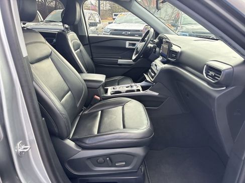 Used 2021 Ford Explorer XLT w/ Equipment Group 202A AWD/4WD image 28